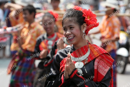 Eine traditionelle Tanzgruppe mit der thailaendischen Begruessung  zeigt sich an der Festparade beim Bun Bang Fai oder Rocket Festival in Yasothon im Isan im Nordosten von Thailand. 