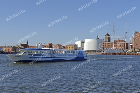 Blick von der Mole auf alte Speichergebaeude, Fahrgastschiff und Ozeaneum im alten Hafen der Hansestadt Stralsund, Unesco Weltkulturerbe, Mecklenburg Vorpommern, Deutschland, Europa, oeffentlicherGrund