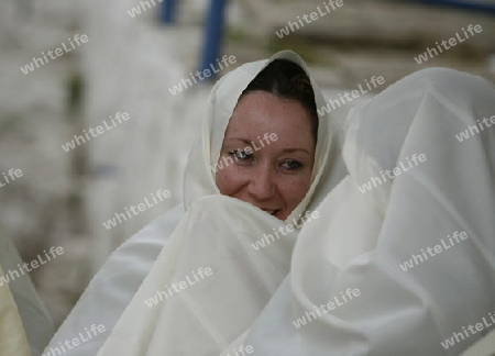 Afrika, Nordafrika, Tunesien, Tunis, Sidi Bou Said
Junge Frauen im traditionellen weissen Schleier in der Altstadt von Sidi Bou Said in der Daemmerung am Mittelmeer und noerdlich der Tunesischen Hauptstadt Tunis. 






