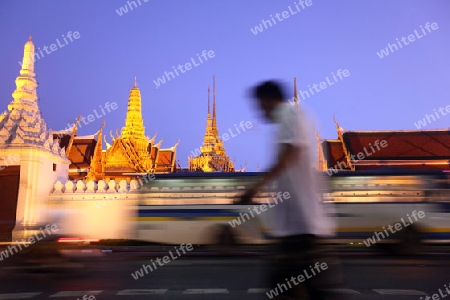 Das Tempelgelaende in der Abendstimmung mit dem Wat Phra Keo beim Koenigspalast im Historischen Zentrum der Hauptstadt Bangkok in Thailand. 