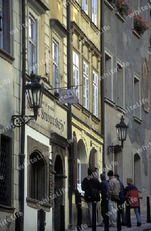 Eine Gasse in der Altstadt von Prag der Hauptstadt der Tschechischen Republik.