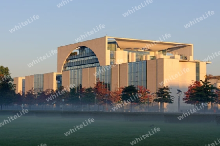 Kanzleramt in Berlin bei Sonnenaufgang und Bodennebel , Berlin, Deutschland, Europa, oeffentlicherGrund