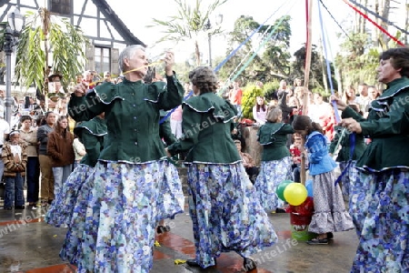 Amerika, Suedamerika, Venezuela, Deutsche Kolonie, Colonia Tovar, Bergdorf,  Das traditionelle Patronsfest des Heiligen Martin am Martinstag 11.November 2008 mit Deutschen Folkstaenzen und Deutschen Trachten im Bergdorf Colonia Tovar der ehemaligen