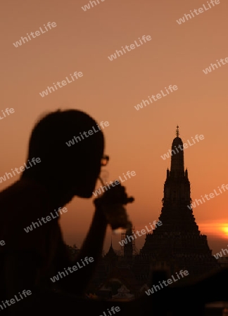 Die Tempelanlage des Wat Arun am Mae Nam Chao Phraya River in der Hauptstadt Bangkok von Thailand in Suedostasien.