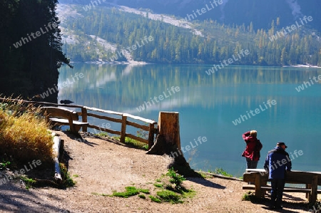 Wilder Bergsee im milden Herbst