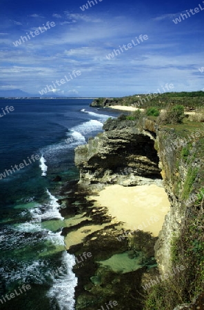 Ein Strand mit dem Namen Paradise Beach oder Dreamland Beach im Sueden der Insel Bali in Indonesien in Suedostasien.