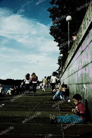 Einsamer Junge an der Binnenalster in Hamburg