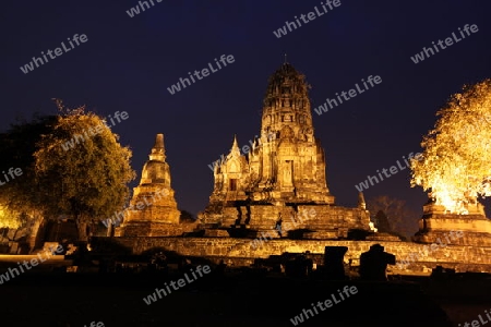 Der Wat Ratburana Tempel in der Tempelstadt Ayutthaya noerdlich von Bangkok in Thailand. 