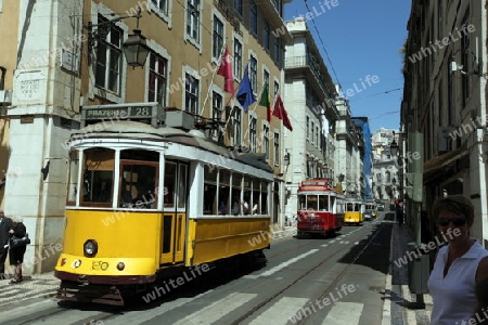 Europa, Westeuropa, EU, Euro, Portugal, Lissabon, Innenstadt, Alltag, Strasse, Gasse, Wirtschaft, Tram, Strassenbahn, Zug, Transport,  (Urs Flueeler) 