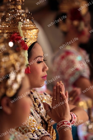 Ein Traditioneller Tanz im Erewan Schrein in der Th Phra Ram 1 Road beim Siam Square in Bangkok der Hauptstadt von Thailand in Suedostasien.