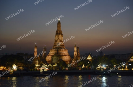 Die Tempelanlage des Wat Arun am Mae Nam Chao Phraya River in der Hauptstadt Bangkok von Thailand in Suedostasien.