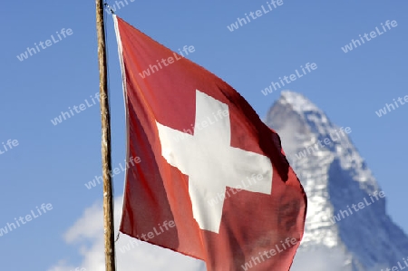 Schweizerflagge vor dem Matterhorn