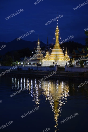 Der Tempel Wat Jong Kham und Jong Klang am See Nong Jong Kham im Dorf Mae Hong Son im norden von Thailand in Suedostasien.