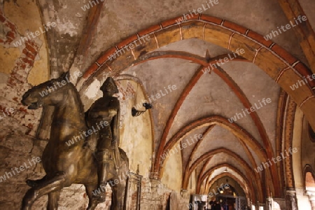 Ein Gang im Innenhof des Dom in der Altstadt in Riga, Lettland  