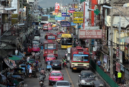 Der Strassenverkehr in Nonthanburi im norden von Bangkok der Hauptstadt von Thailand in Suedostasien.  