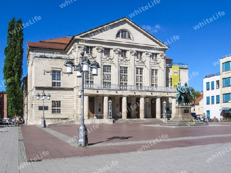 Deutsches Nationaltheater Weimar mit Goethe-Schiller-Denkmal