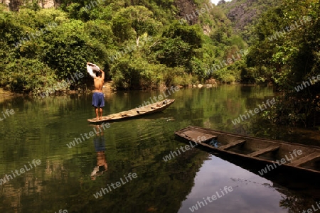 Ein Fischer in der Landschaft am Nam Don oder Don River beim Dorf Tha Falang von Tham Pa Fa unweit der Stadt Tha Khaek in zentral Laos an der Grenze zu Thailand in Suedostasien.