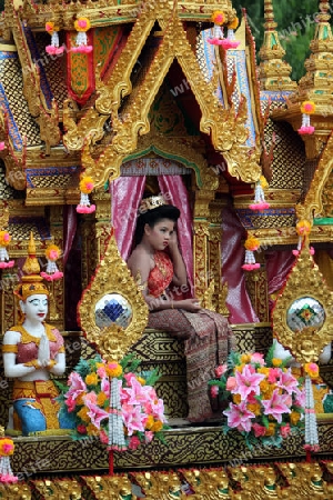 Ein Maedchen auf dem geschmueckten Raketenwagen an der Festparade beim Bun Bang Fai oder Rocket Festival in Yasothon im Isan im Nordosten von Thailand. 