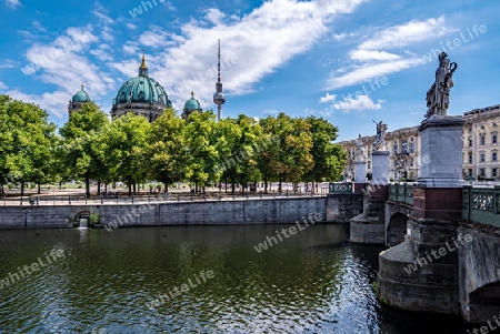 Spreekanal Berlin mit Dom und Fernsehturm