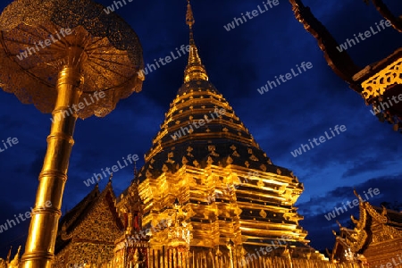 Der Chedi der Tempel Anlage des Wat Phra That Doi Suthep bei Chiang Mai in der Provinz Chiang Mai im Norden von Thailand in Suedostasien.