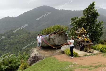 Ein Bergtempel in den Bergen im sueden der Insel Phuket im sueden von Thailand in Suedostasien.