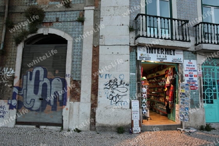 Eine Fassade in einer Gasse in der Innenstadt der Hauptstadt Lissabon in Portugal.  