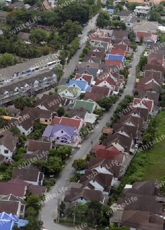 Sicht von einem Flugzeug auf dem Flug ueber Chiang Mai im norden von Thailand in Suedostasien.