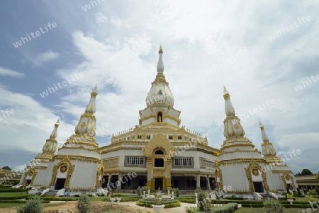 Der Grosse Tempel oder Chedi Phra Maha Chedi Chai Mongkhon auf einem Huegel bei Roi Et in der Provinz Roi Et nordwestlich von Ubon Ratchathani im nordosten von Thailand in Suedostasien.