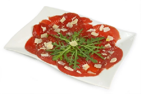 Carpaccio aus Rindfleisch mit Rucolasalat und Parmesank?se