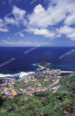 Europa, Atlantischer Ozean, Portugal, Insel, Madeira, Porto Moniz, Meer, Landschaft, Dorf, Kueste,
Ein Sonnenuntergang an der Kueste beim Dorf Porto Moniz im Norden Insel Madeira im Atlantischen Ozean, Portugal,      (Urs Flueeler) 