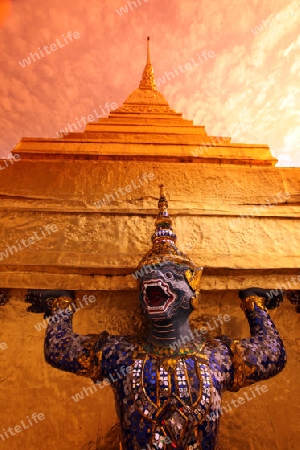 Eine Ramakien Figur im inneren des Wat Phra Keo im Tempelgelaende beim Koenigspalast im Historischen Zentrum der Hauptstadt Bangkok in Thailand. 