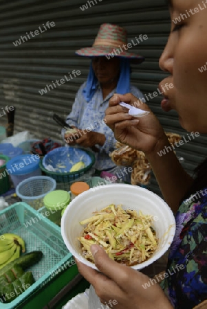 Eine thailaendische Strassenkueche in der Hauptstadt Bangkok von Thailand in Suedostasien.