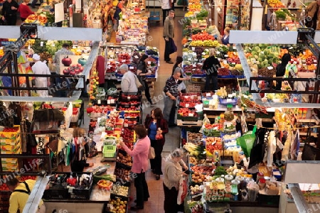 Der Markt in der Markthalle in der Altstadt von Wroclaw oder Breslau im westen von Polen.