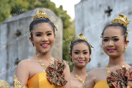 Taenzerinnen bei einem traditionellen Tanz im Santichaiprakan Park am Mae Nam Chao Phraya in der Hauptstadt Bangkok von Thailand in Suedostasien.