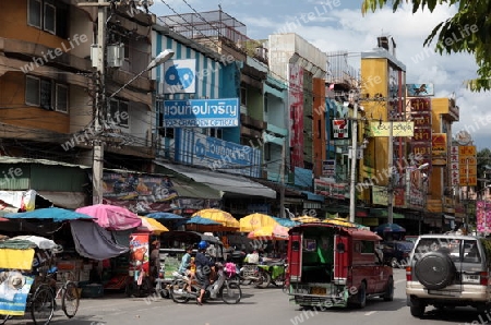 Eine Strasse im Stadtzentrum von Chiang Mai im Norden von Thailand. 