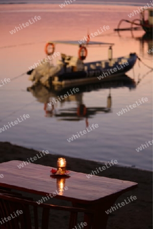 Ein Restaurant am Strand auf der Insel Nusa Lembongan der Nachbarinsel von Bali, Indonesien.