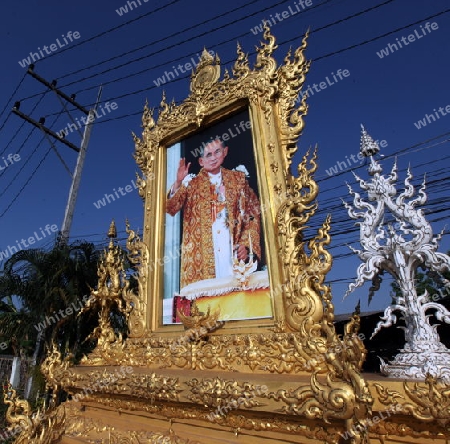 Ein Bild des Koenig Bhumibol Adelyadej von Thailand ist in der Stadt Chiang Rai im Norden von Thailand allgegenwertig.