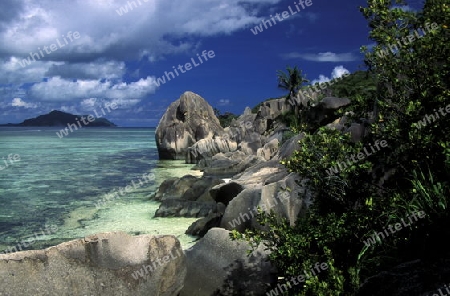 Ein Traumstrand auf der Insel La Digue auf den Seychellen im Indischen Ozean.