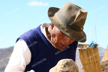 Mann erbaut ein Flos auf dem Titicaca-See