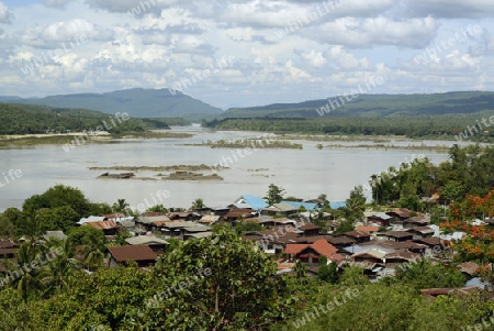 Sicht vom Tempel Wat Tham Khu Ha Sawan in Khong Jiam am Mekong River in der naehe des Pha Taem Nationalpark in der Umgebung von Ubon Ratchathani im nordosten von Thailand in Suedostasien.