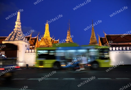 Das Tempelgelaende in der Abendstimmung mit dem Wat Phra Keo beim Koenigspalast im Historischen Zentrum der Hauptstadt Bangkok in Thailand. 