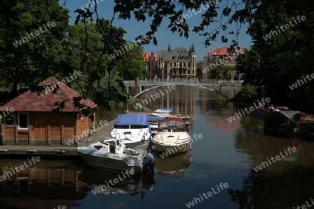 Am Ufer des Fluss Oder in der Innenstadt von Wroclaw oder Breslau im westen von Polen.