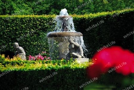 Schalenbrunnen in Baden-Baden mit Steinfiguren