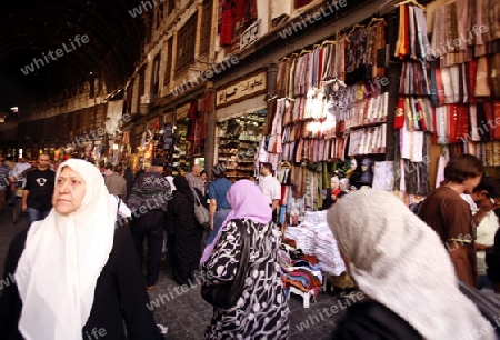 Eine Gasse mit Geschaeften im Souq in der Altstadt der Syrischen Hauptstadt Damaskus