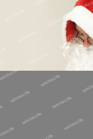 Nikolaus mit Geschenkschleife auf hellem Hintergrund