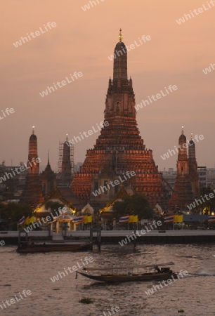 Die Tempelanlage des Wat Arun am Mae Nam Chao Phraya River in der Hauptstadt Bangkok von Thailand in Suedostasien.