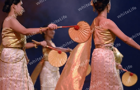 Taenzerinnen bei einem traditionellen Tanz im Santichaiprakan Park am Mae Nam Chao Phraya in der Hauptstadt Bangkok von Thailand in Suedostasien.