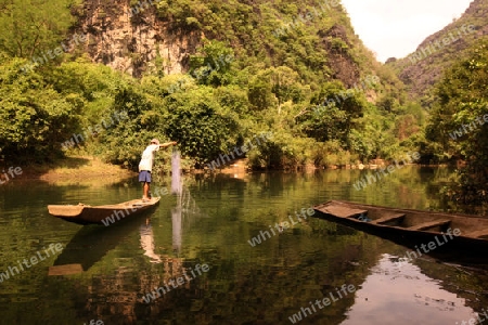 Ein Fischer in der Landschaft am Nam Don oder Don River beim Dorf Tha Falang von Tham Pa Fa unweit der Stadt Tha Khaek in zentral Laos an der Grenze zu Thailand in Suedostasien.