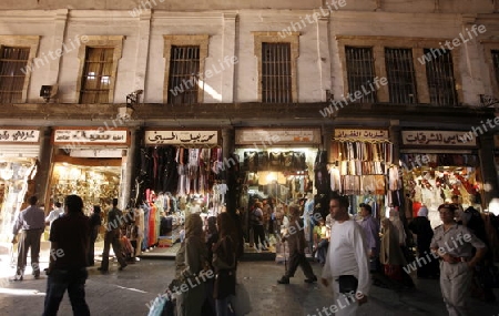 Eine Gasse mit Geschaeften im Souq in der Altstadt der Syrischen Hauptstadt Damaskus