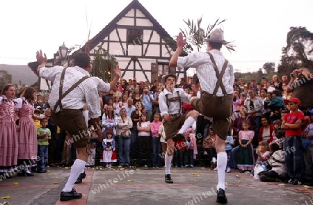 Amerika, Suedamerika, Venezuela, Deutsche Kolonie, Colonia Tovar, Bergdorf,  Das traditionelle Patronsfest des Heiligen Martin am Martinstag 11.November 2008 mit Deutschen Folkstaenzen und Deutschen Trachten im Bergdorf Colonia Tovar der ehemaligen